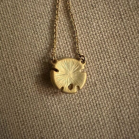 Vinatge gold necklace with sand dollar charm. - Picture 6 of 6